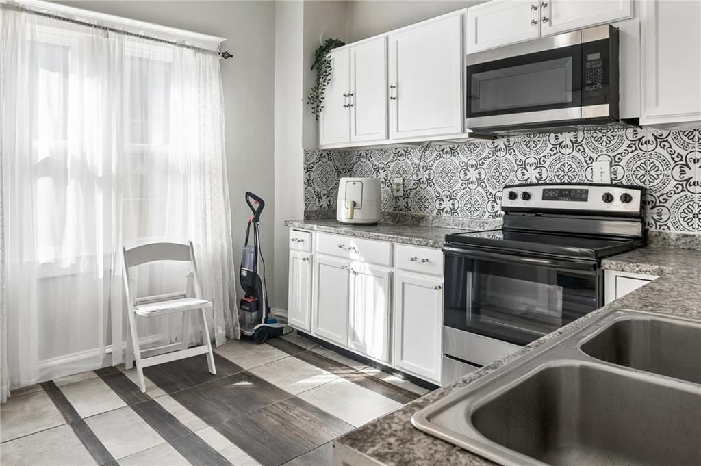 White kitchen and kitchen backsplash at 2955 E 29th Street, Kansas City, MO 64128