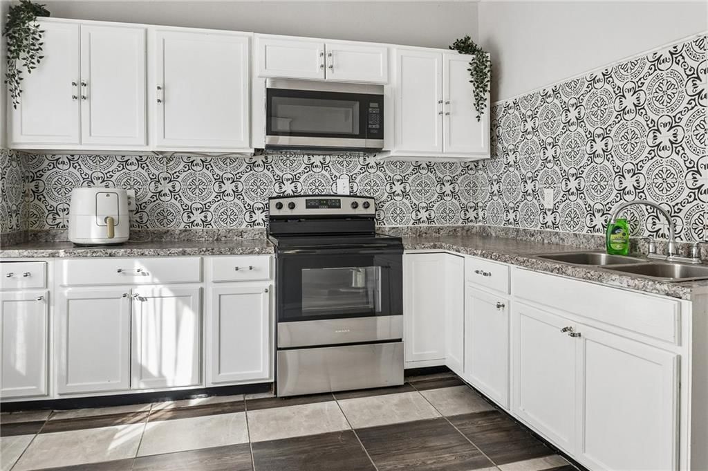 Photo 9 of 25 - 2955 E 29th Street, Kansas City, MO 64128