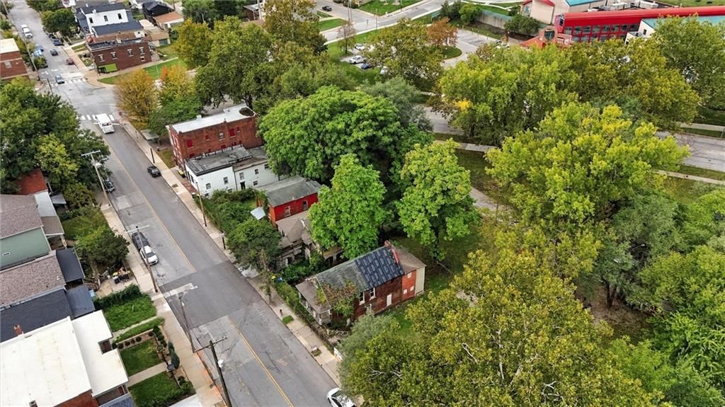 Photo 10 of 18 - 2024 Summit Street, Kansas City, MO 64108
