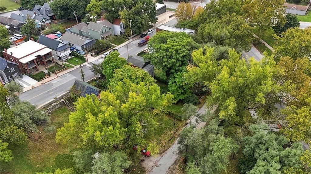 Photo 11 of 18 - 2020 Summit Street, Kansas City, MO 64108