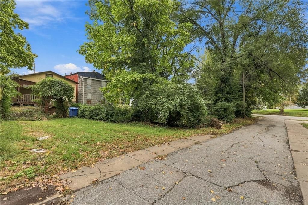 Photo 7 of 18 - 2020 Summit Street, Kansas City, MO 64108