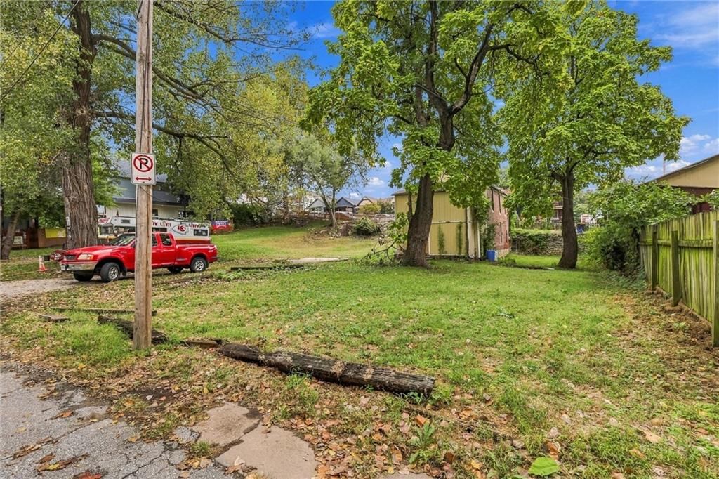 Photo 6 of 18 - 2020 Summit Street, Kansas City, MO 64108