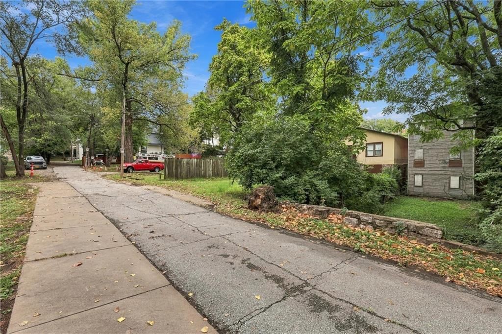 Photo 8 of 18 - 2020 Summit Street, Kansas City, MO 64108