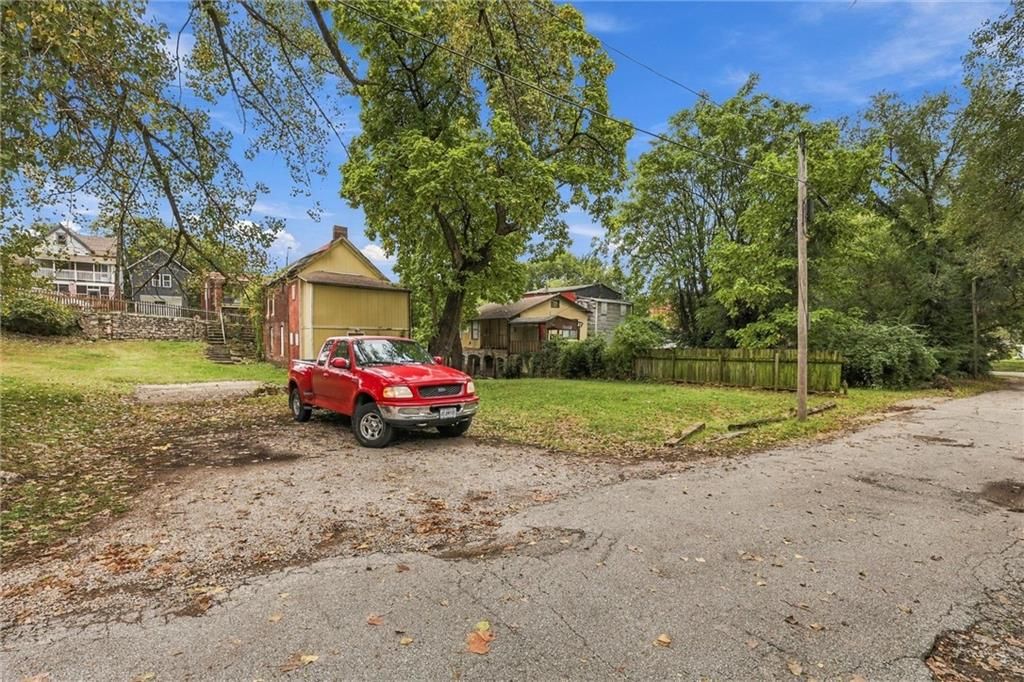 Photo 5 of 18 - 2020 Summit Street, Kansas City, MO 64108