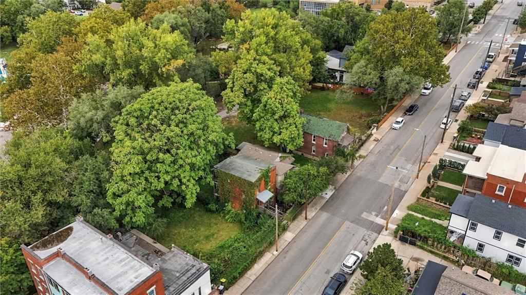 Photo 14 of 18 - 2020 Summit Street, Kansas City, MO 64108