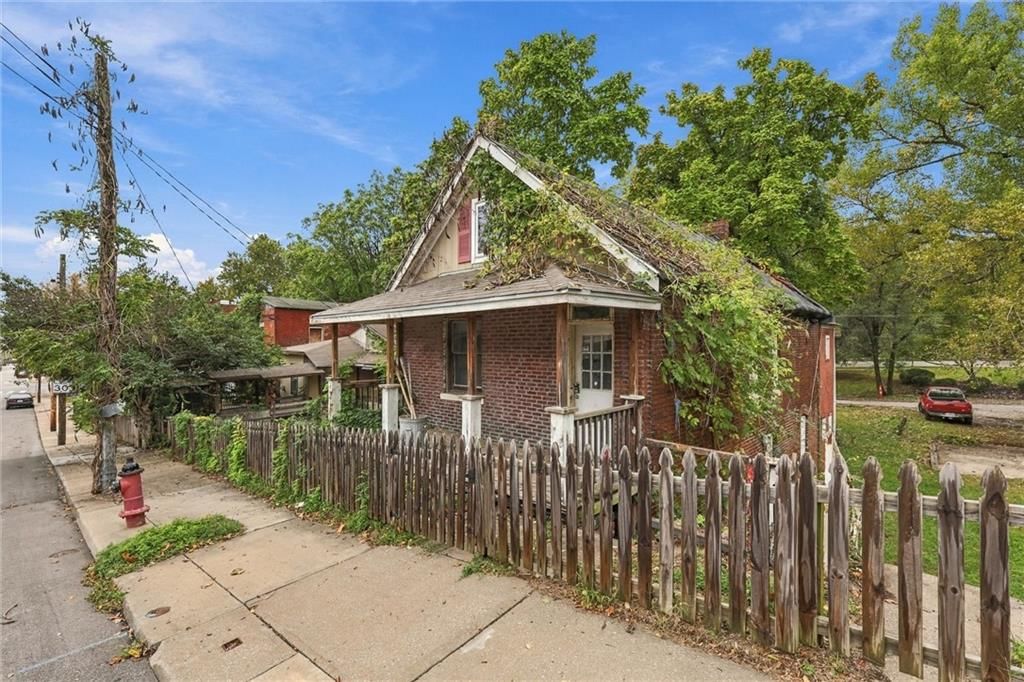 2020 Summit Street, Kansas City, MO: listing photo 2
