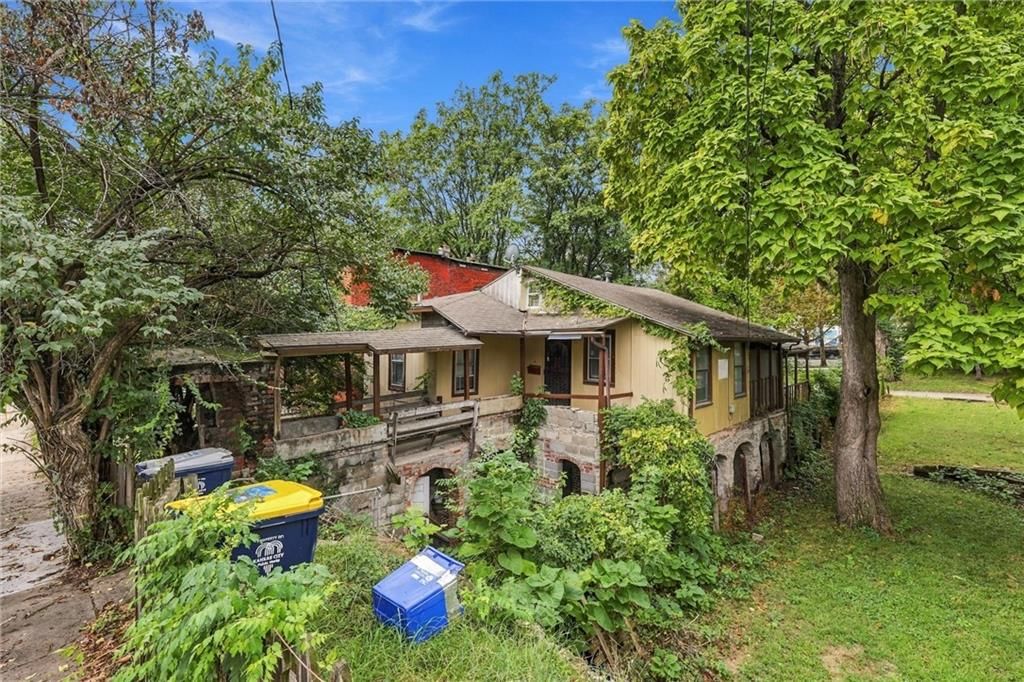 Photo 4 of 18 - 2020 Summit Street, Kansas City, MO 64108