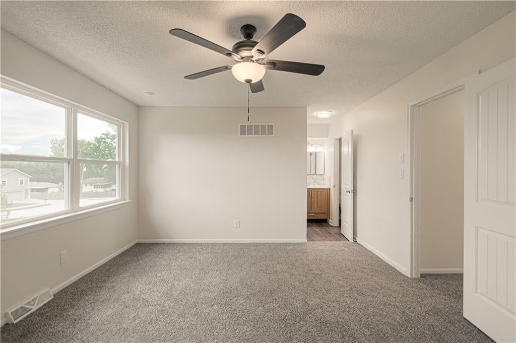 Photo 14 of 29 - 6616 E 128th Street, Grandview, MO 64030
