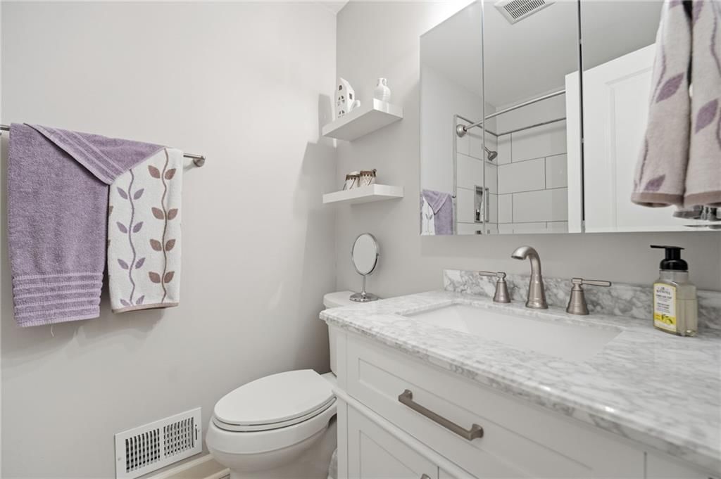 Photo 9 of 59 - 201 SE Westwind Drive, Lee's Summit, MO 64063