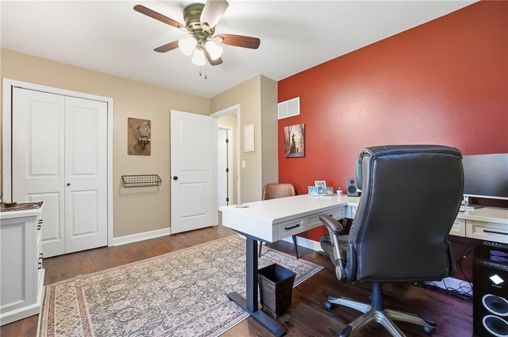 Photo 11 of 59 - 201 SE Westwind Drive, Lee's Summit, MO 64063