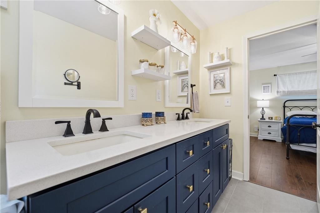 Photo 16 of 59 - 201 SE Westwind Drive, Lee's Summit, MO 64063