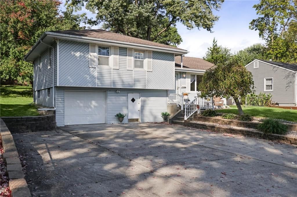 Attached garage and concrete driveway at 3012 S Norwood Avenue S, Independence, MO 64052
