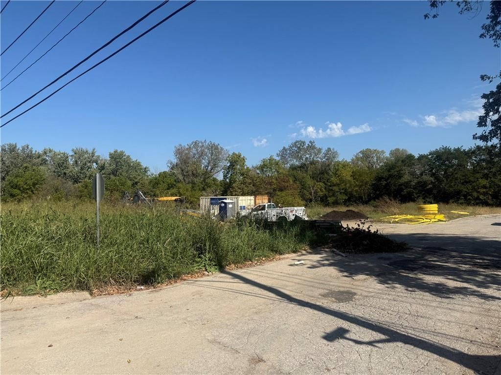 8700 E 109th Street, Kansas City, MO: listing photo 3
