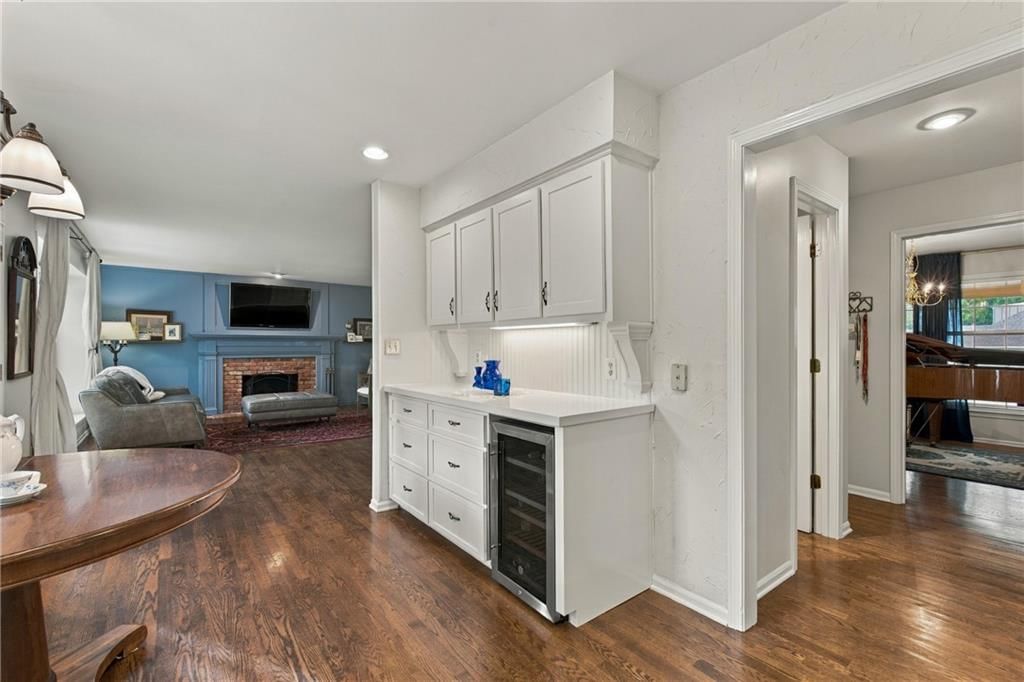 Photo 9 of 36 - 9320 W 113th Street, Overland Park, KS 66210