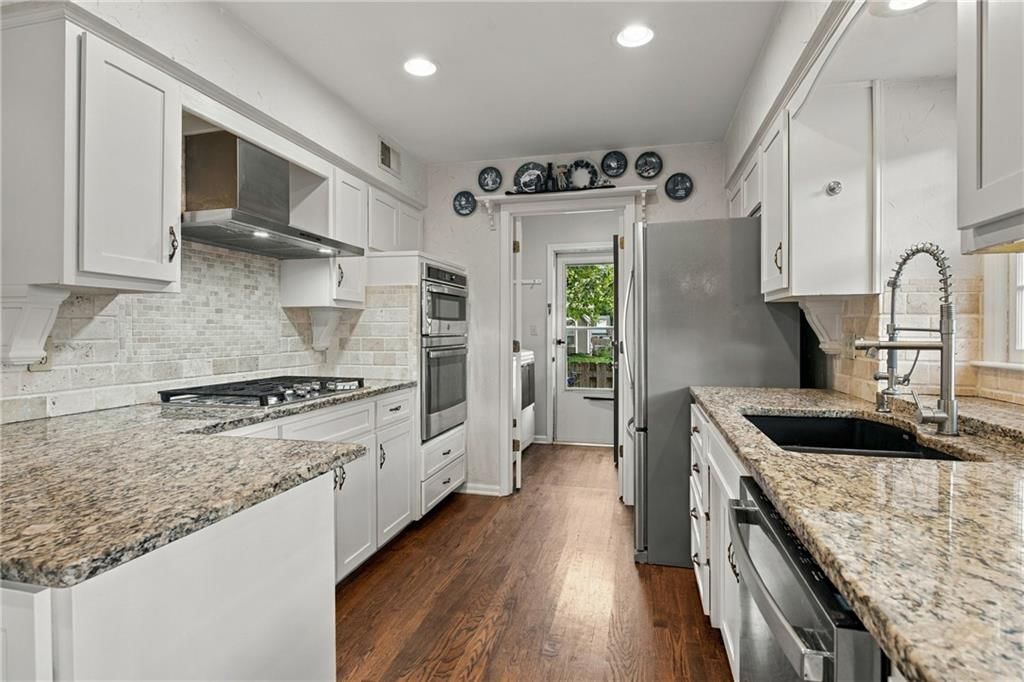 Photo 13 of 36 - 9320 W 113th Street, Overland Park, KS 66210