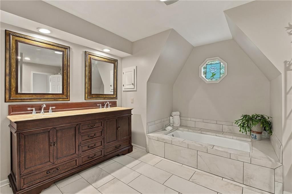 Double vanity at 9320 W 113th Street, Overland Park, KS 66210