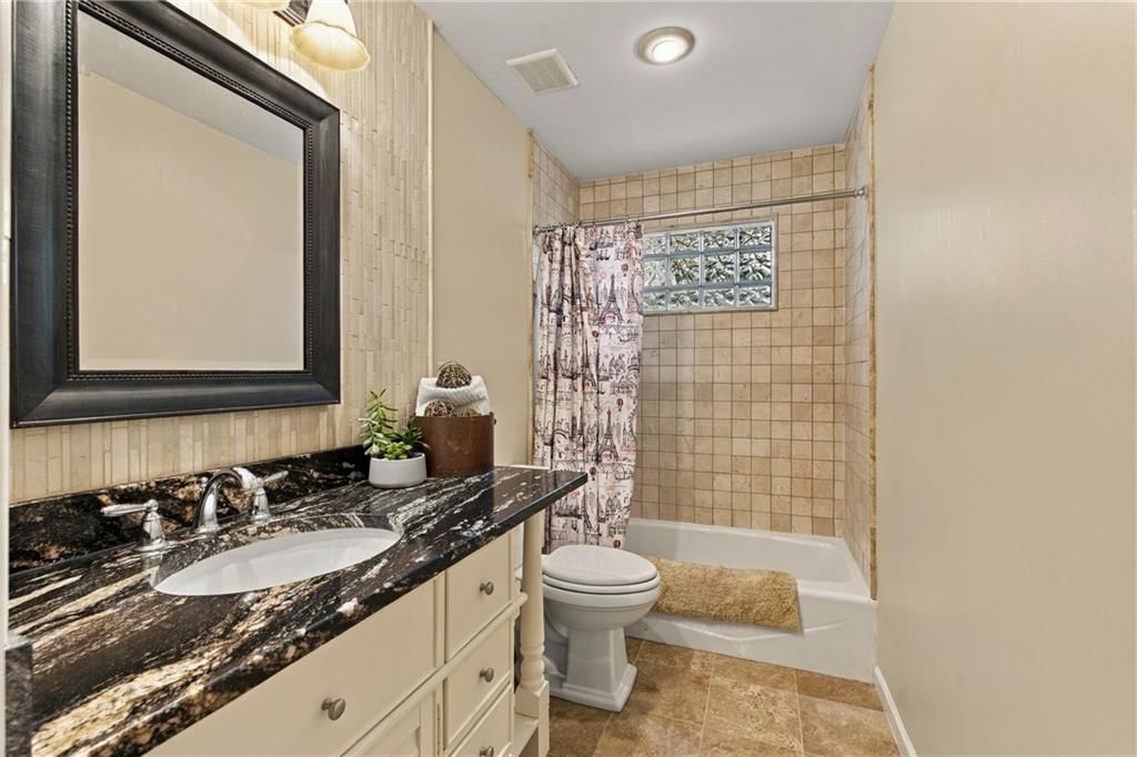 Photo 27 of 36 - 9320 W 113th Street, Overland Park, KS 66210