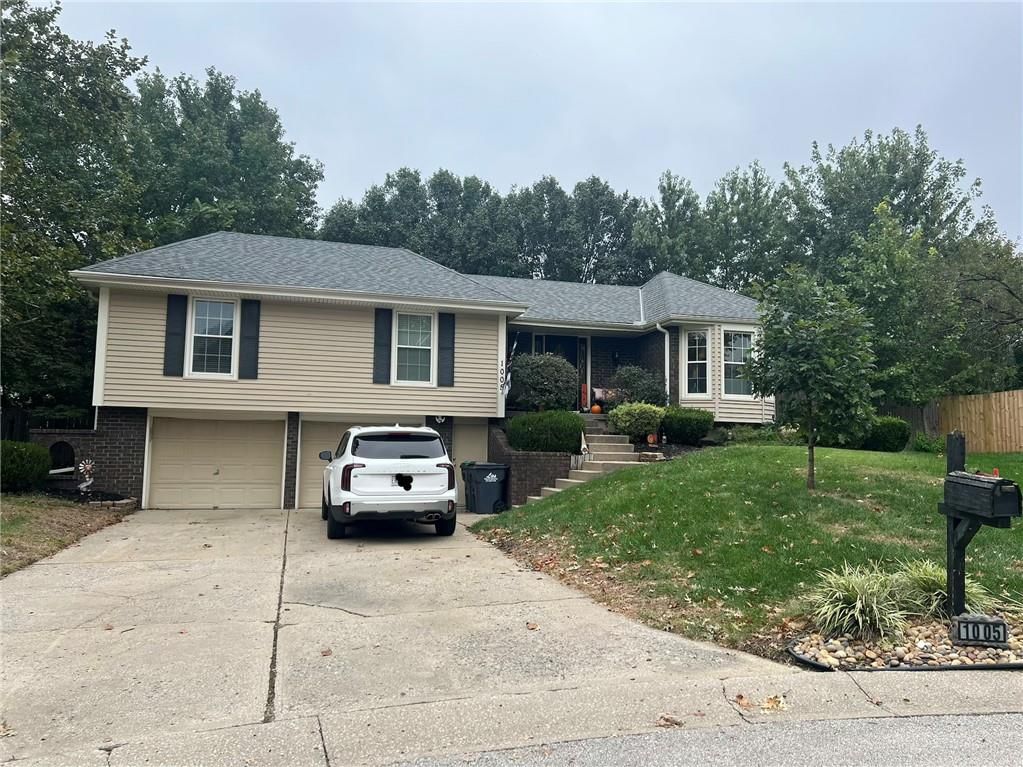 1005 SW HIAWATHA Drive, Blue Springs, MO