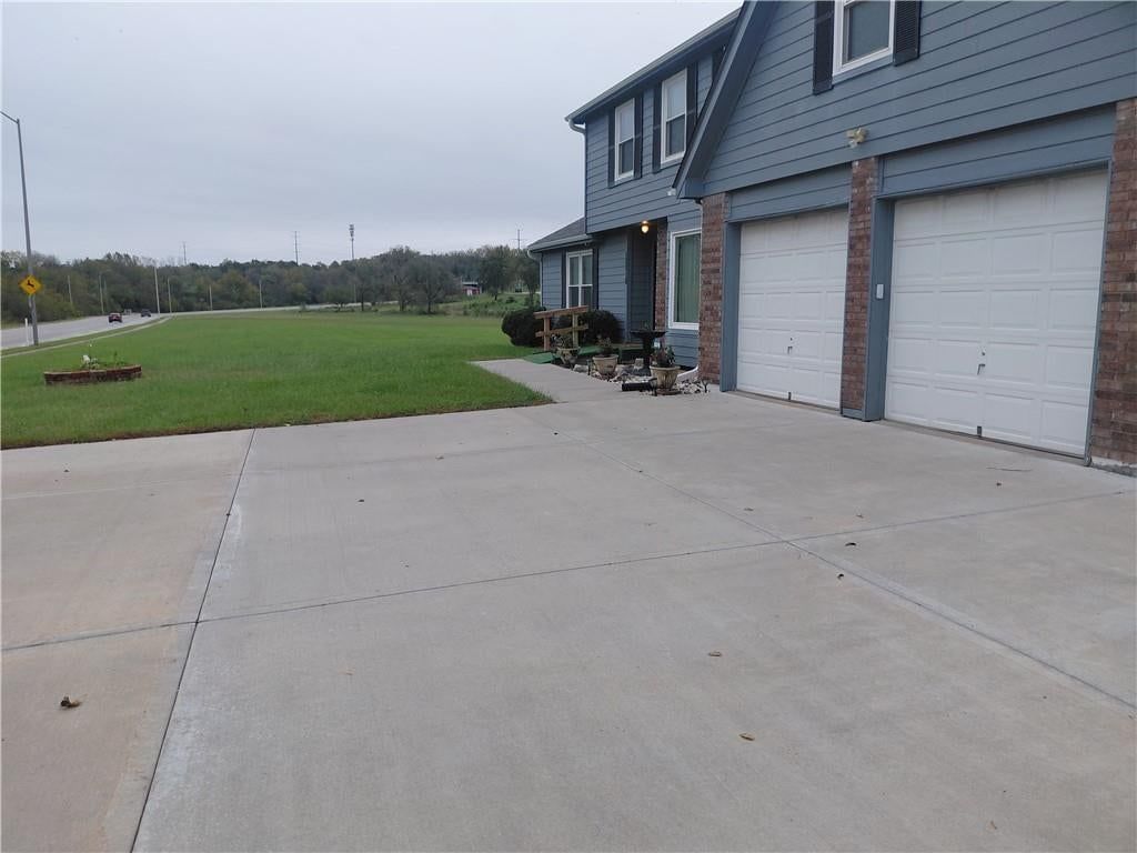 10010 James A Reed Road, Kansas City, MO: listing photo 2