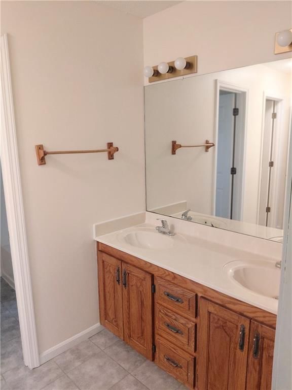 Photo 19 of 32 - 10010 James A Reed Road, Kansas City, MO 64134