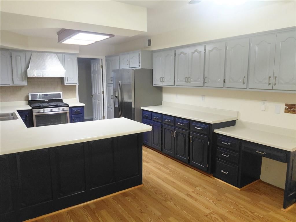 Photo 6 of 32 - 10010 James A Reed Road, Kansas City, MO 64134