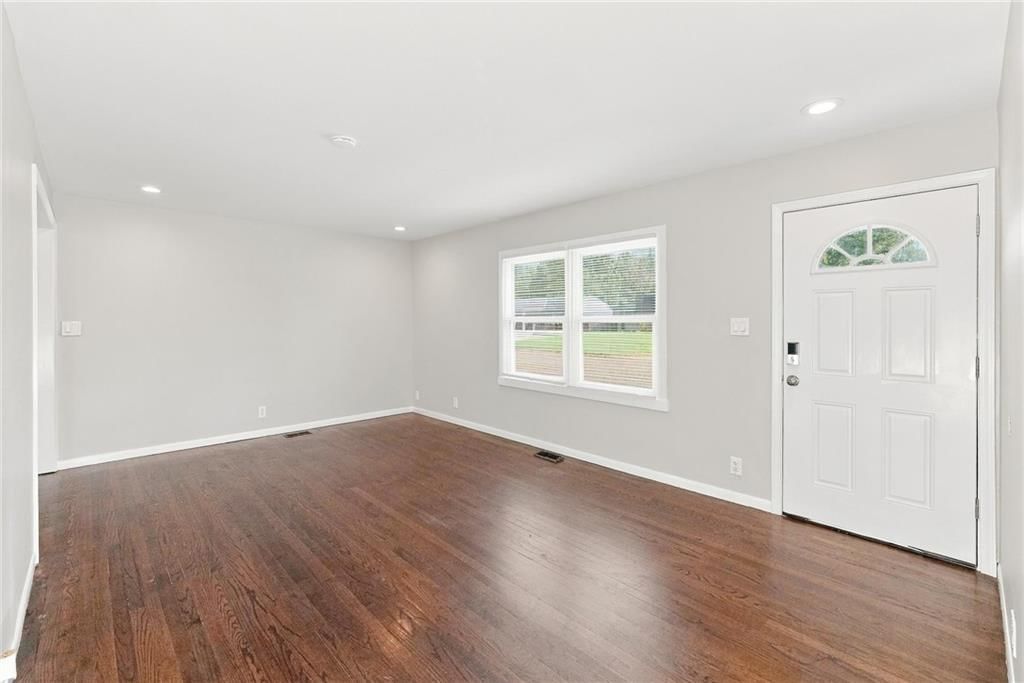 Photo 5 of 26 - 400 N Ponca Drive, Independence, MO 64056