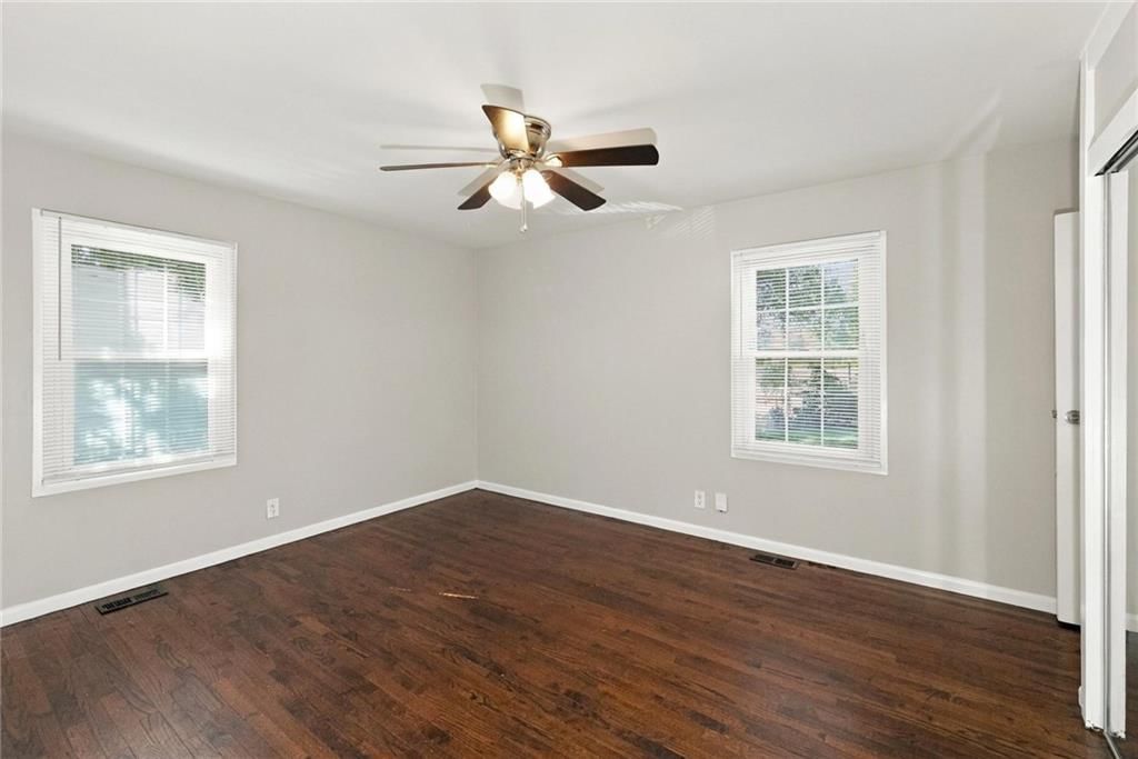 Photo 14 of 26 - 400 N Ponca Drive, Independence, MO 64056