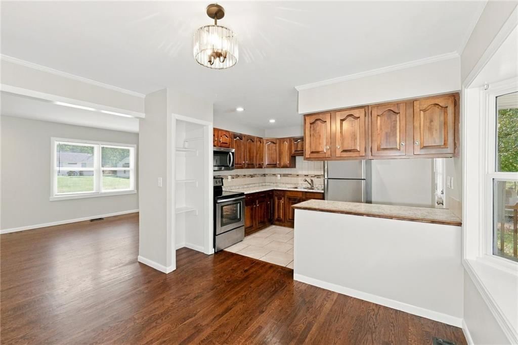 Photo 9 of 26 - 400 N Ponca Drive, Independence, MO 64056