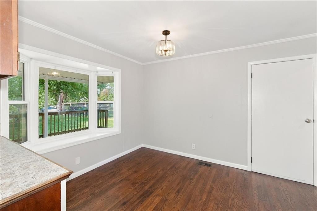Photo 10 of 26 - 400 N Ponca Drive, Independence, MO 64056