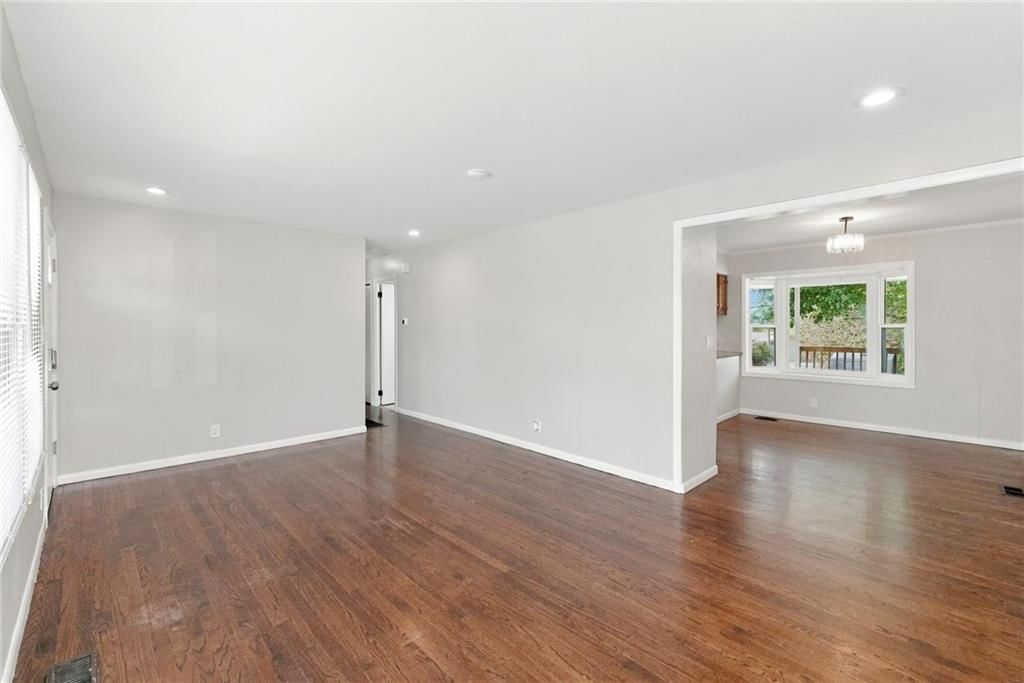 Photo 7 of 26 - 400 N Ponca Drive, Independence, MO 64056