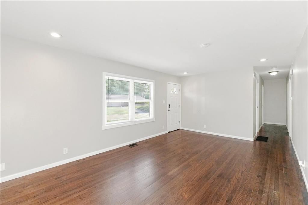 Photo 4 of 26 - 400 N Ponca Drive, Independence, MO 64056