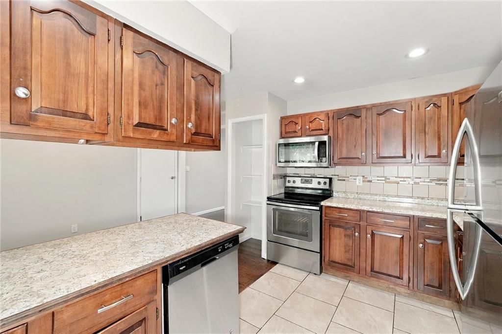 Photo 11 of 26 - 400 N Ponca Drive, Independence, MO 64056