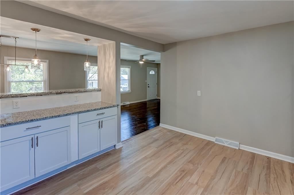 Photo 15 of 43 - 2708 S Glenwood Avenue, Independence, MO 64052