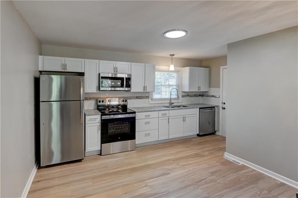 Photo 17 of 43 - 2708 S Glenwood Avenue, Independence, MO 64052