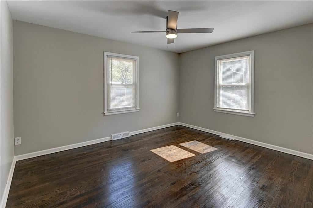 Photo 21 of 43 - 2708 S Glenwood Avenue, Independence, MO 64052