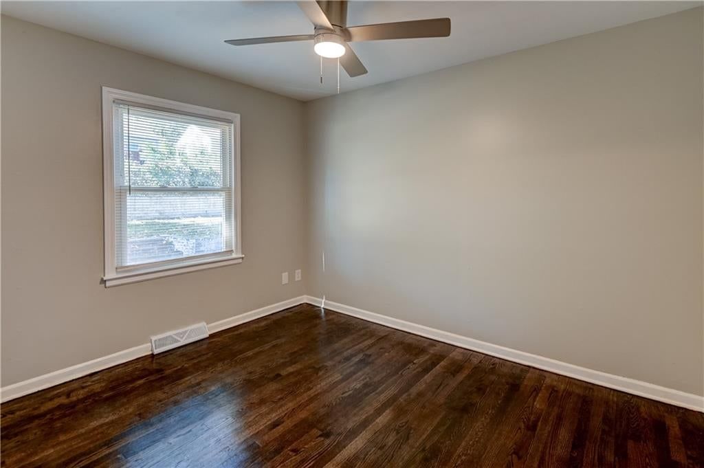 Photo 27 of 43 - 2708 S Glenwood Avenue, Independence, MO 64052