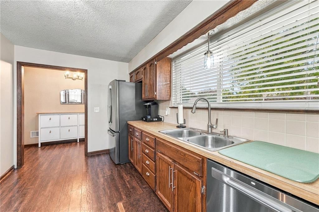 Photo 8 of 28 - 14315 W 65th Street, Shawnee, KS 66216