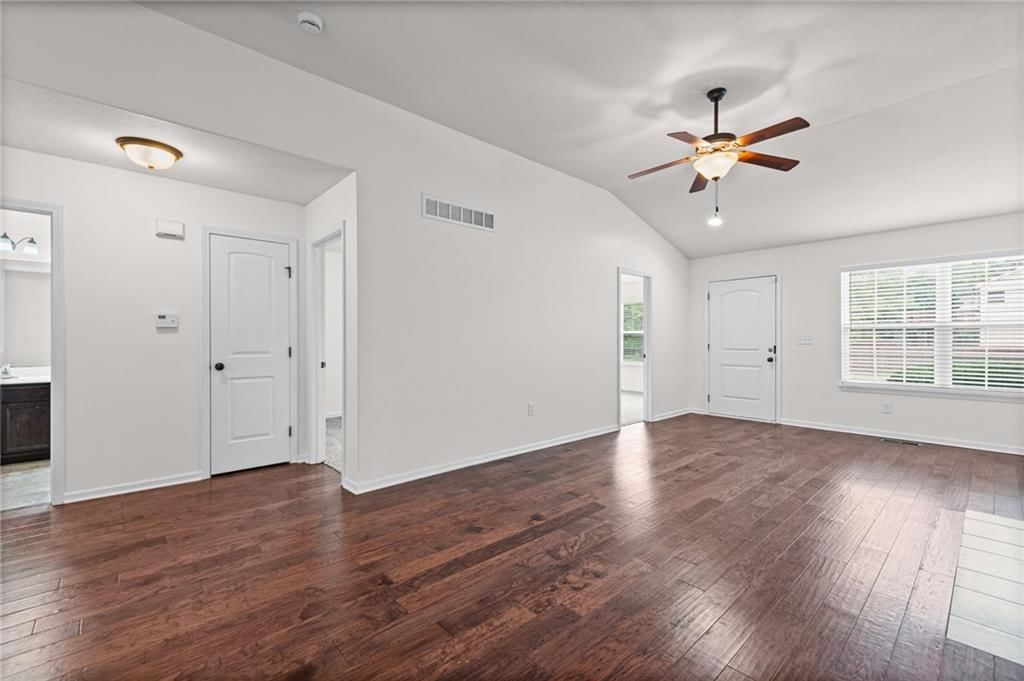 Photo 5 of 32 - 3305 NW 87th Street, Kansas City, MO 64154