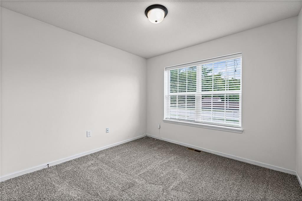 Carpet at 3305 NW 87th Street, Kansas City, MO 64154