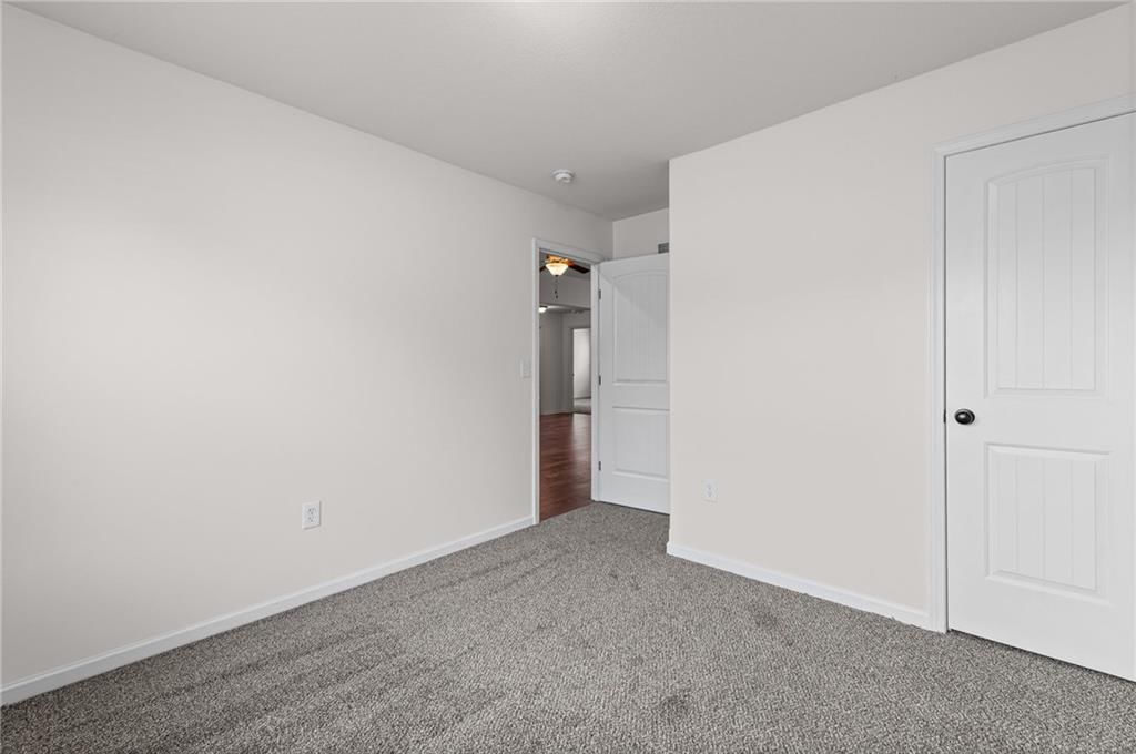 Photo 8 of 32 - 3305 NW 87th Street, Kansas City, MO 64154