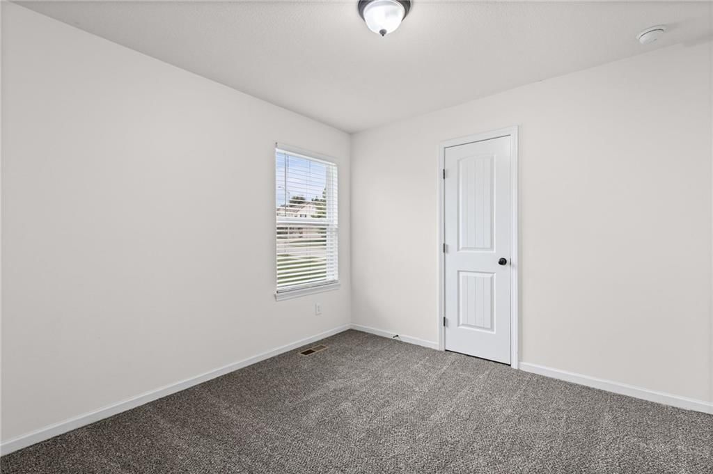 Photo 9 of 32 - 3305 NW 87th Street, Kansas City, MO 64154