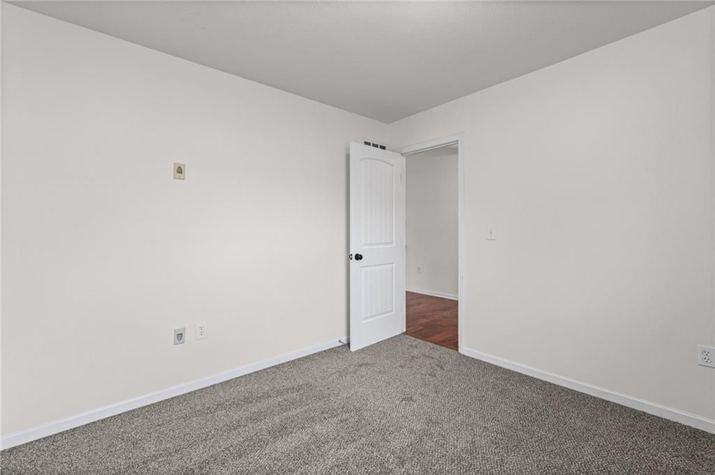 Photo 10 of 32 - 3305 NW 87th Street, Kansas City, MO 64154