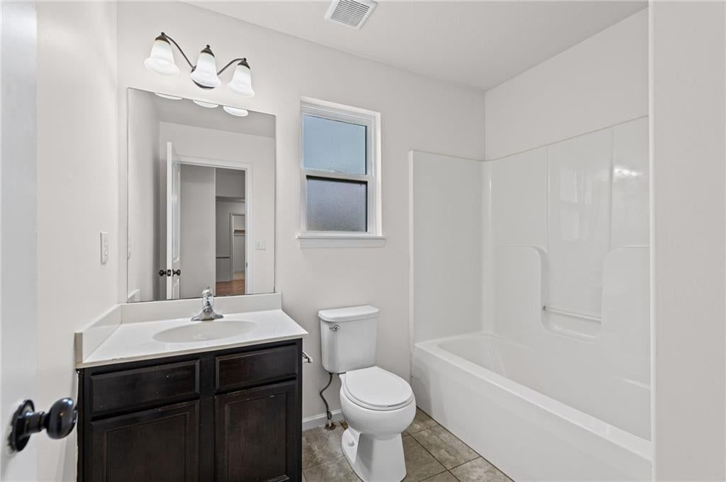 Photo 11 of 32 - 3305 NW 87th Street, Kansas City, MO 64154