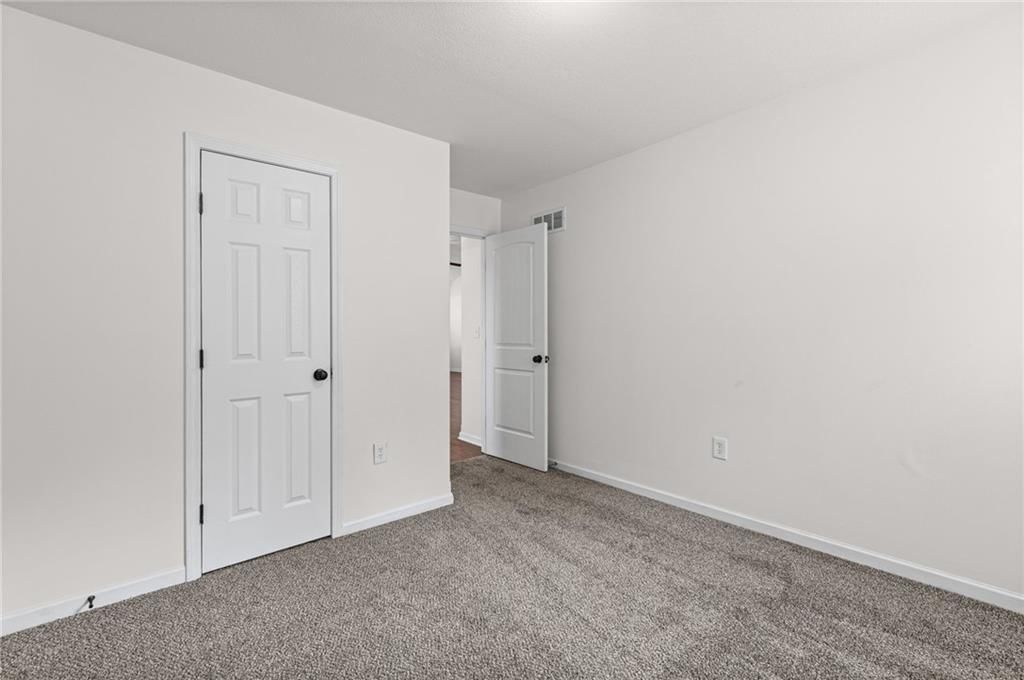 Photo 13 of 32 - 3305 NW 87th Street, Kansas City, MO 64154