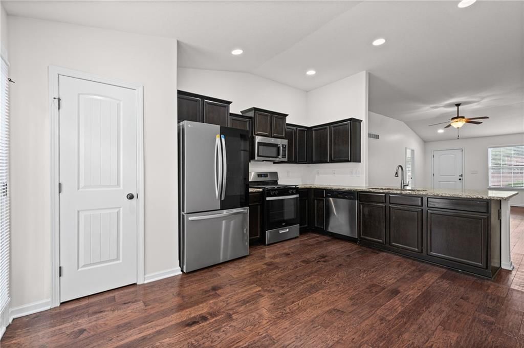 Photo 15 of 32 - 3305 NW 87th Street, Kansas City, MO 64154