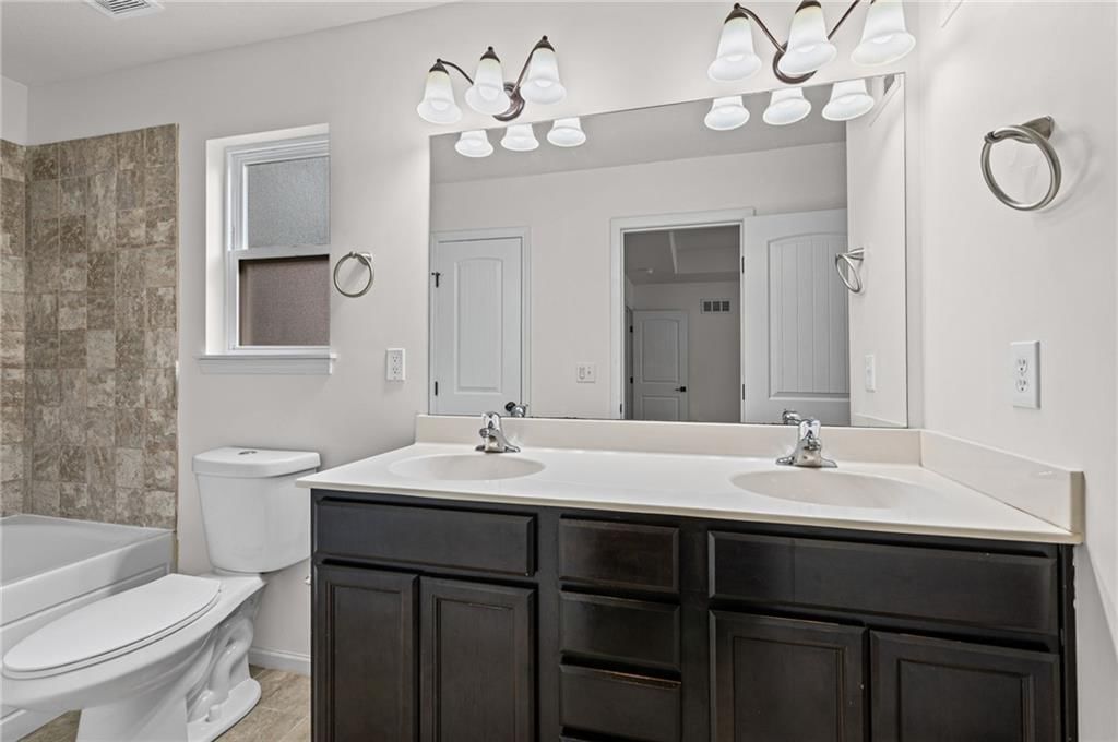 Double vanity at 3305 NW 87th Street, Kansas City, MO 64154