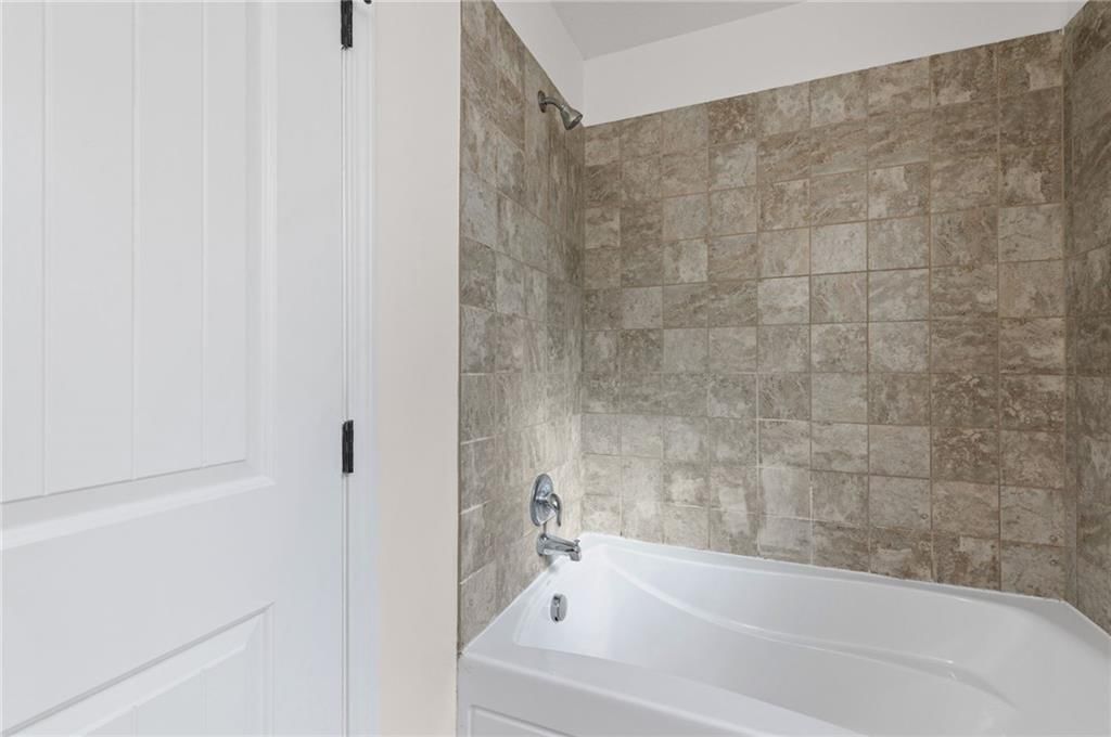 Tiled shower at 3305 NW 87th Street, Kansas City, MO 64154