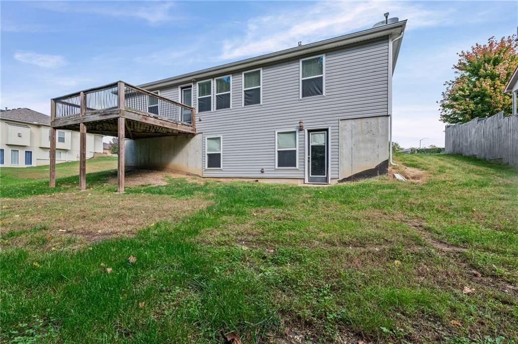 Deck at 3305 NW 87th Street, Kansas City, MO 64154