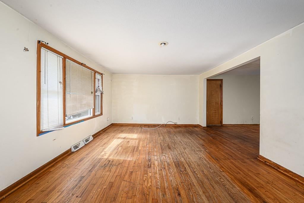 Main-floor primary bedroom at 5530 sloan Avenue, Kansas City, KS 66104