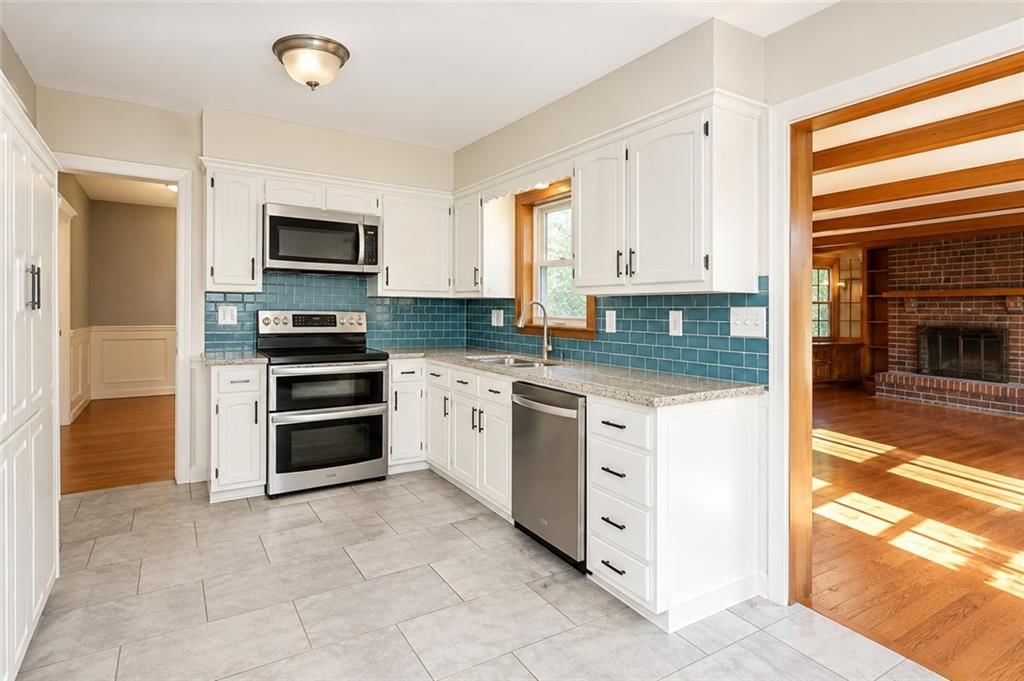 Photo 12 of 50 - 1212 NW Fairway Circle, Blue Springs, MO 64014